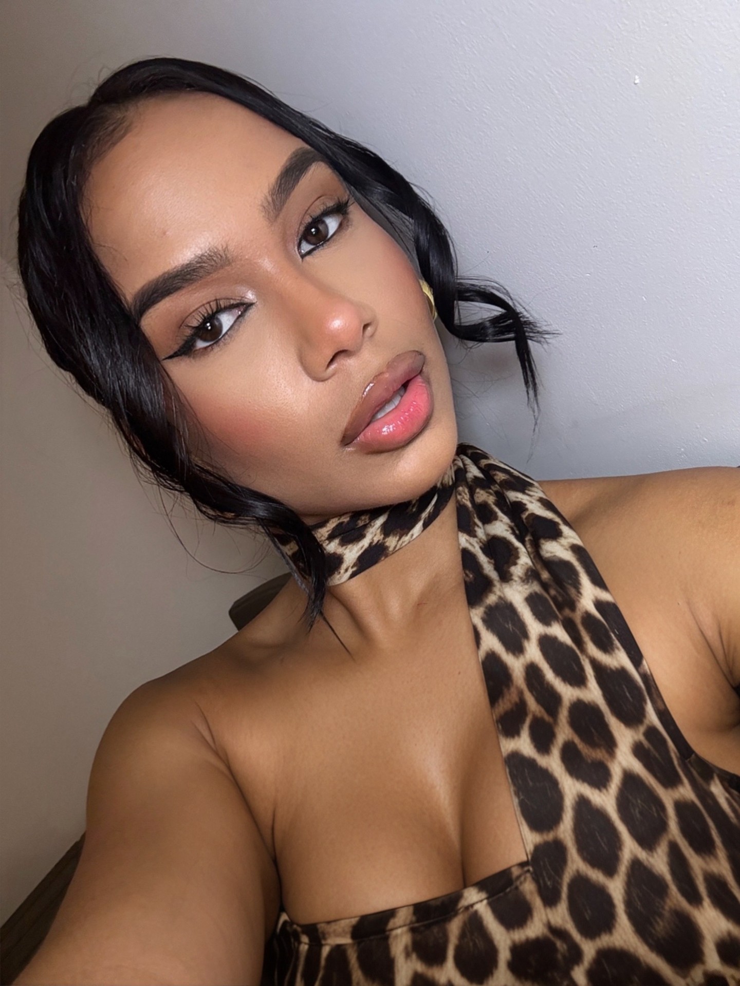 Andrea Mena con bufanda animal print
