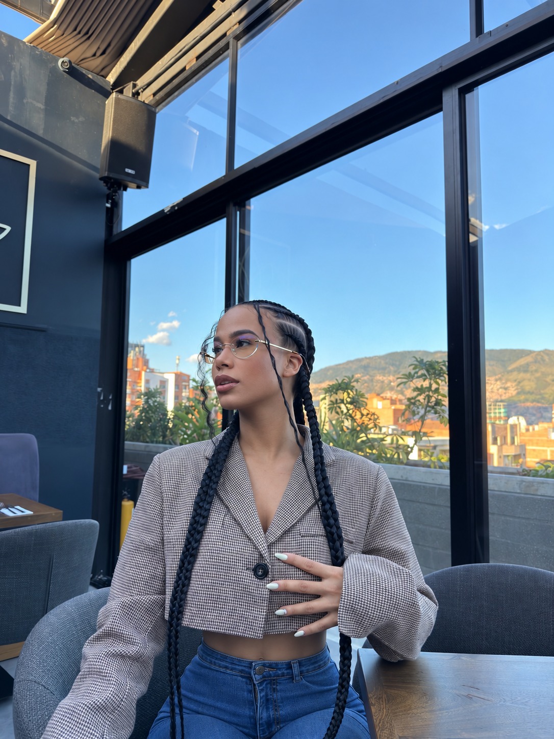 Andrea Mena con trenzas en Medellín