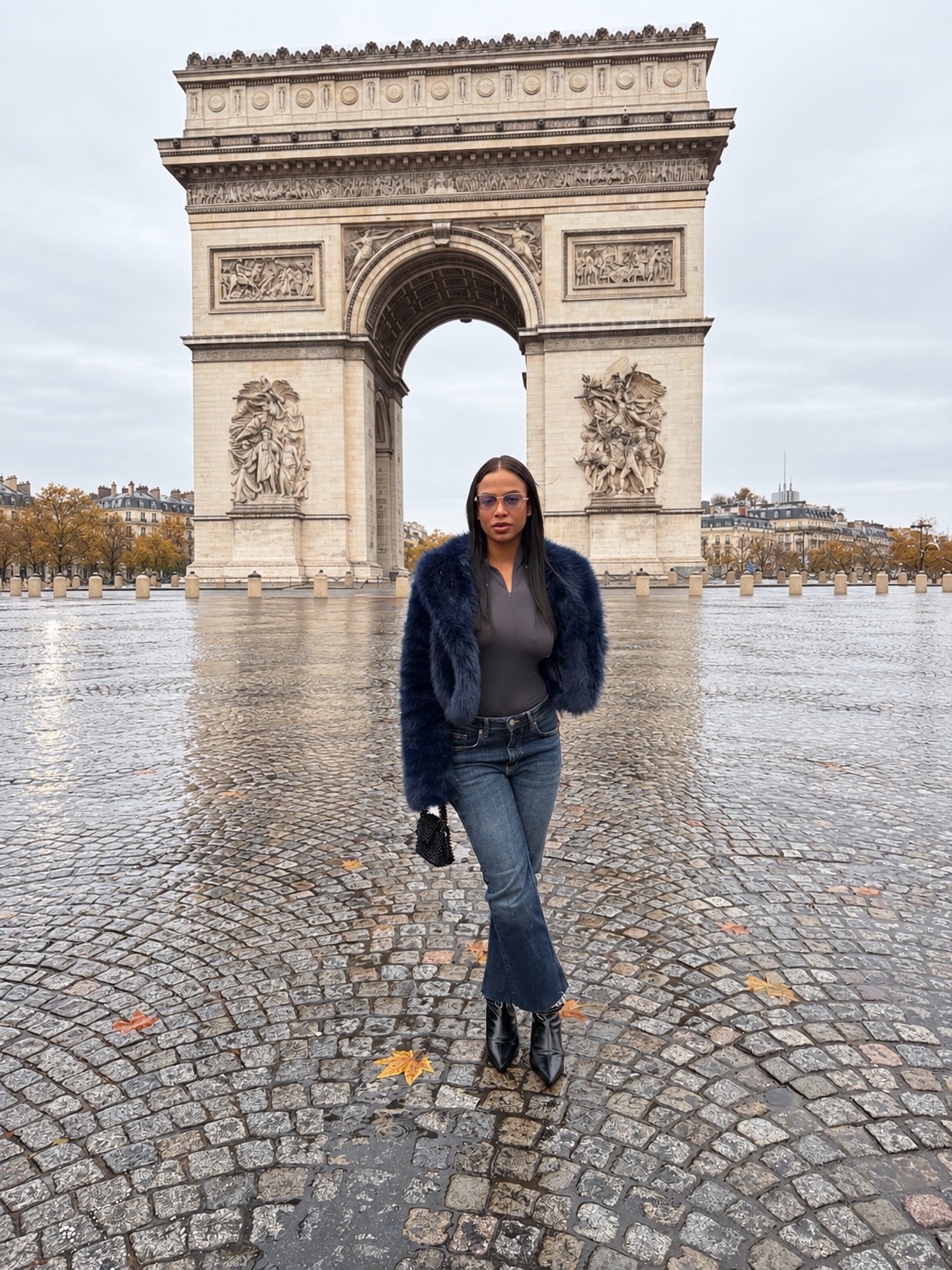 Andrea Mena frente al Arco del Triunfo en París